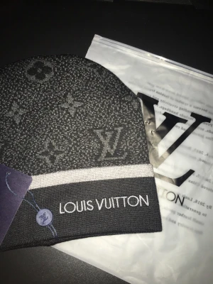 Grå mössa  - Fraktar inom 24 timmar.