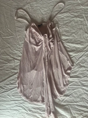 Linne med knytsnören och öppen mage!! - Jättegulligt linne som är perfekt nu till våren!! Ljusrosa. Just nu lägger jag upp mycket nytt så kolla gärna in det, rabblat vid köp av flera grejer!!💖💖