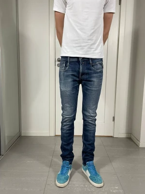 Replay Anbass Jeans  - Säljer nu dessa Replay Anbass jeans, skriv för fler bilder/frågor🙌🏼