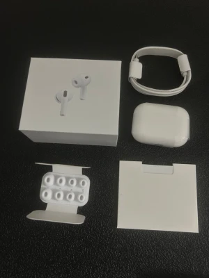 Apple AirPods Pro 3 helt nya - Säljer ett par Apple AirPods Pro med laddningsetui, extra silikonpluggar och laddningskabel. Hörlurarna är vita och har en stilren, kompakt design i plast. Perfekta för dig som vill ha grymt ljud och brusreducering i vardagen.