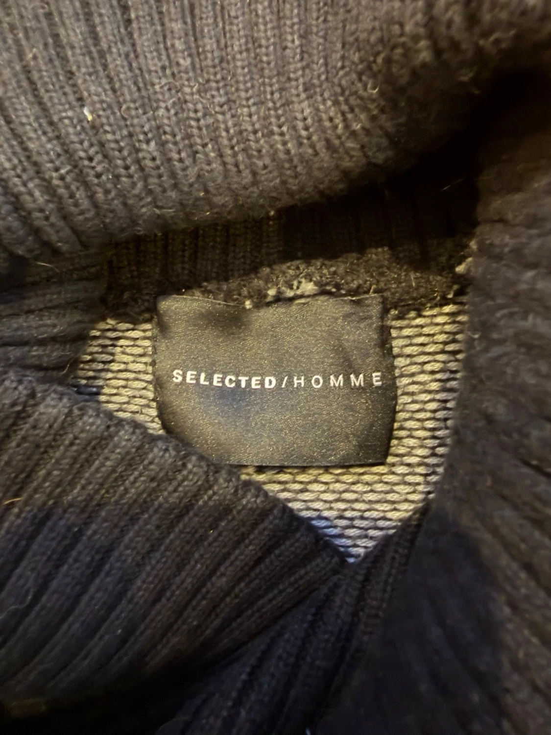 Grå stickad polotröja med svarta detaljer - 2