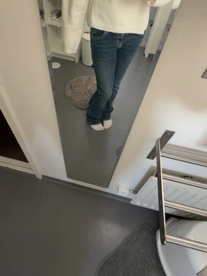 Mörkblå bootcut jeans med pärldetaljer - Snygga mörkblå bootcut jeans med med pärliga ”vingar”  från Gina tricot i strl 170, ganska bra skick!