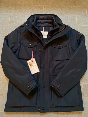 Field jacket  - Säljer min riktigt snygga field jacket | den är i storlek S och helt ny, 10/10 | nypris ligger på närmare 3400kr så detta är en rejäl deal | skriv vid frågor eller intresse! 