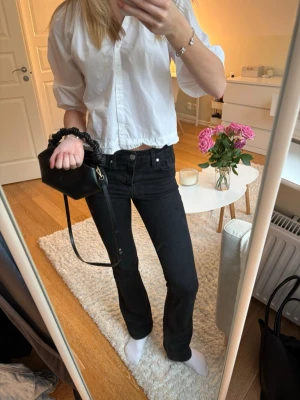 Svarta Lågmidjade bootcut jeans Zara - Säljer ett par svarta low/mid bootcut jeans från Zara . Superfina jeans i bra skick. Liten vit fläck på framsidan men syns bara om man kollar noga . Är 170 för referens 