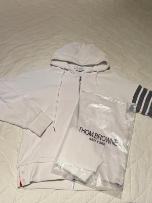 Thom Browne Zip  - Ännu en Thom browne zip tröja! Riktigt snygg och stilig för bästa pris! Priset går ner vid snabb och smidig affär! Tags och orginal påse fås med vid köp🛍️🔥