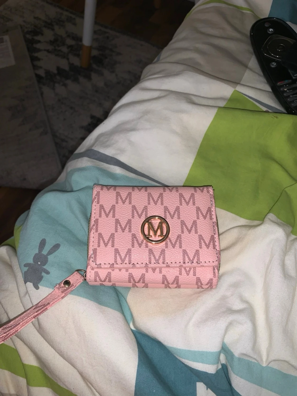 Rosa plånbok med Mönster och M-logga