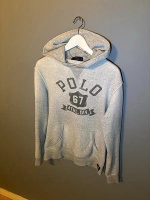 Ralph Lauren hoodie  - | nu säljer jag en sjukt snygg Ralph Lauren hoodie med ett väldigt snyggt tryck på framsidan | Storlek: S | Skick: 7/10 det finns inga problem med den förutom det på armbågen som syns på sista bilden | skriv till mig för fler frågor och bilder ;)
