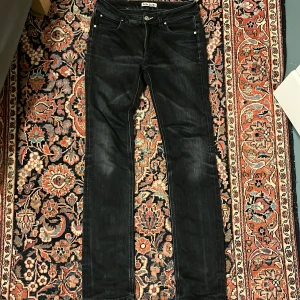Acne jeans - Säljer dessa extremt feta acne jeans. Passformen är slim. Denna tvätt är otrolig fet på svarta jeans. 