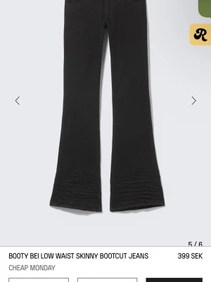 Bootcut jeans från Cheap Monday - Svarta bootcut jeans från cheap monday, köpta på weekday. Färgen har blivit lite uttvättad i tvätten men tycker ändå de ser bra ut. Slitna i bak vid fötterna då jah klivit på de. 