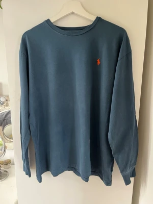 Blå långärmad tröja från Polo Ralph Lauren - Blå långärmad tröja från Polo Ralph Lauren. Skriv om du har några frågor!