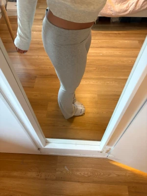 Gråa yoga pants low waist - Low waist bootcut yoga pants i storlek M. Från H&M i mjukis material. Kommer inte till användning längre där av säljer jag dom. Skriv vid frågor🙏🏼
