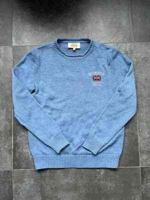 Morris grovstickad tröja  - Tjena, säljer nu denna riktigt snygga och populära Morris tröjan, den är i bra skick men använts en del, inga hål, hör av er vid frågor och funderingar🙌🤝 