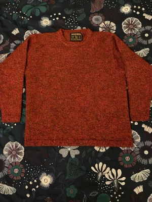 Woolrich tröja - Stickad vinröd tröja från Woolrich. Osäker på storlek och material eftersom att lappen är borta men skulle säga att den passar s/xs. Mått: axel till axel ca 45cm, längd upp o ner ca 60. Skriv vid frågor !