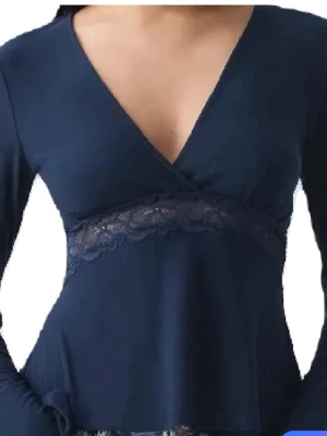 Mörkblå blus med spetsdetalj - Snygg mörkblå blus med långa ärmar och v-ringning. Under bysten finns en dekorativ spetskant som ger en extra touch. Blusen har en mjuk och följsam passform, perfekt för dig som gillar stilrena tröjor. Använt fåtal gånger, priset kan diskuteras om