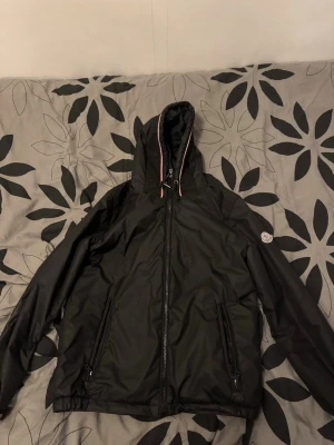 Svart vindjacka från Moncler med huva - Moncler vind jacka lite tjockare vind jacka perfekt till höst ny pris 8 lax helt fräsch använd 5-6 gånger Max säljer pågrund av för liten passar perfekt till S-M 