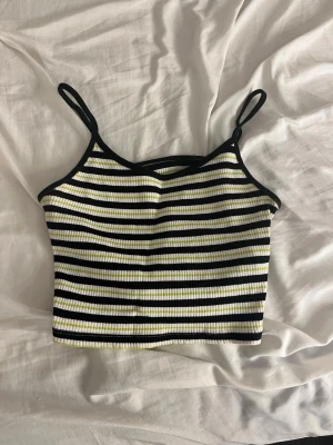 Linne - ”Maglinne”, väldigt kort i magen med andra ord. Från new yorker 