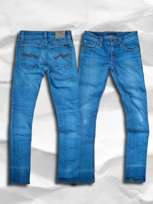 Nudie Jeans  - Säljer ett par riktigt feta Nudie Jeans. Jeansen är ljusblå med orangea sömmar och broderi på bakfickorna. Jeansen har (fades) - och en washad look samt är slimfit. Storlek W-26 och L-32. Plagget har någon enstaka liten fläck som knappt är märkbar(se sista bild). Vid fler frågor skriv gärna i DM😁, Pris kan diskuteras vid snabb affär!🙌