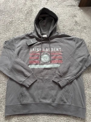 Saint Laurent hoodie - Säljer en sjukt fet ysl hoodie. Den är helt ny✅ Frågor? Kontakta mig✅ allt gott, mvh Noah