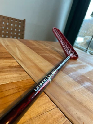 Innebandyklubba  - 🏷️ Unihoc ♥️ Carbskin Red Edition  📏 96 cm 🌟 Klubban är endast använd några träningar så har lite märken men inga slag. Bladet är helt nytt aldrig använt  💰 1099kr  🚀 Hör av dig vid funderingar eller frågor