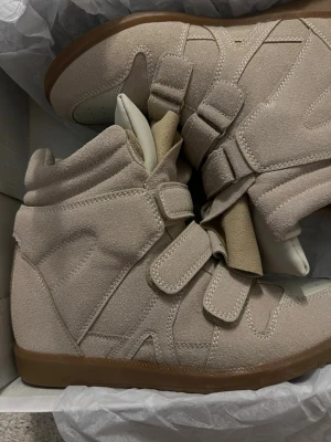 Isabell marant dupe! - Heelt nya isabell marant dupes från Gina tricot,endast testade aldrig använda! De är i storlek 39 och har inga tecken på användning , köpte dessa för 600kr så går inte lägre än 500 då de aldrig är använda.