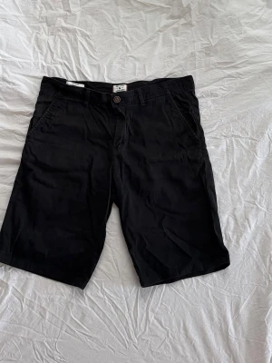 Chinoshorts  - Svarta regular Chinoshorts från jack&jones. Storlek M. 