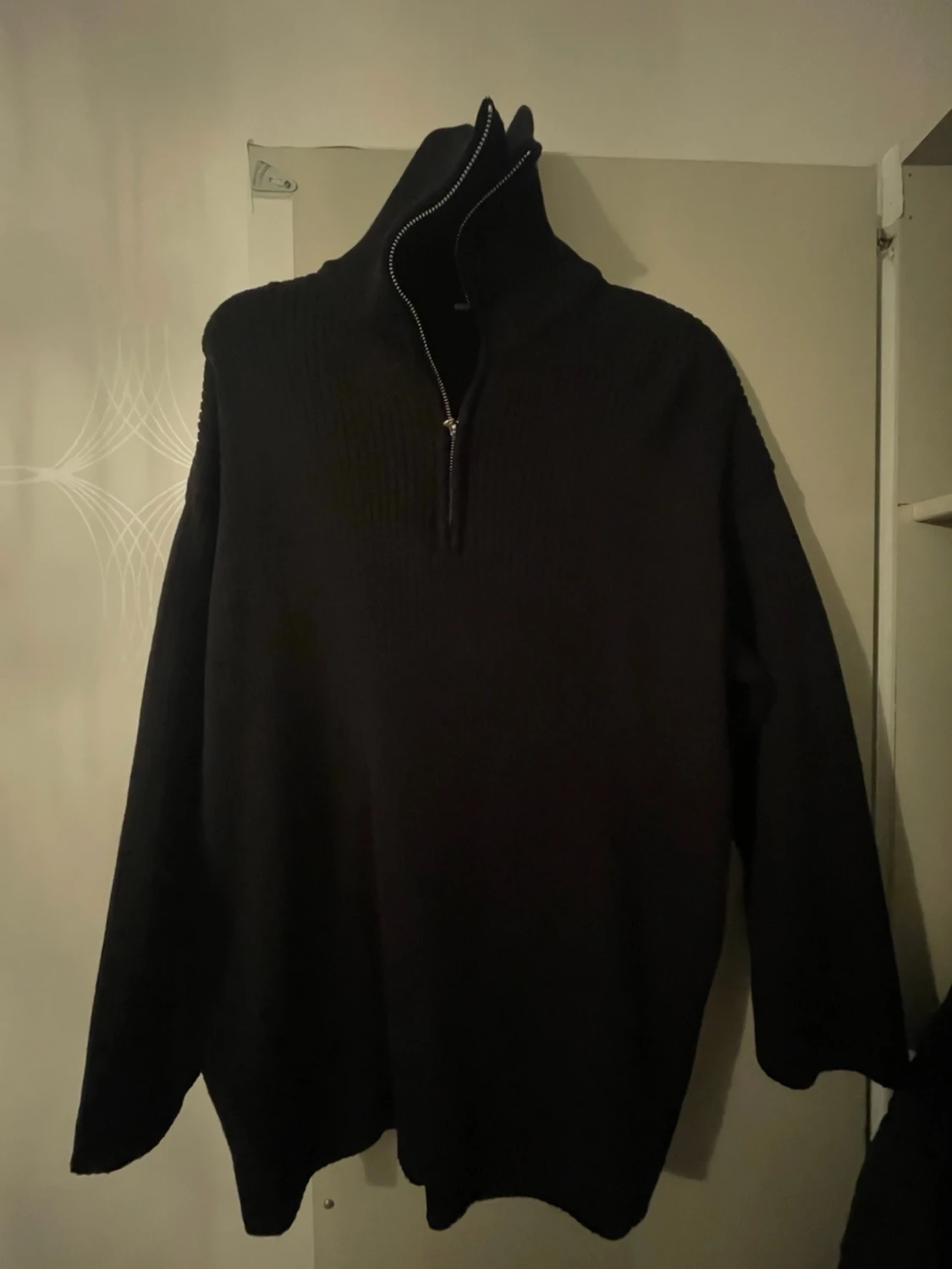 Svart stickad tröja med halv dragkedja