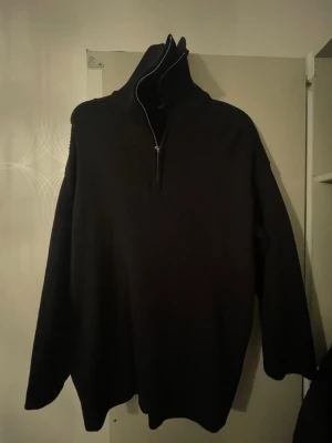 Svart stickad tröja med halv dragkedja - Väldigt fin stickad tröja.