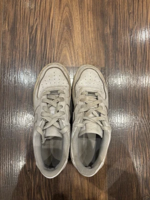 Nike air force 1 vita  - Nike air force 1 i storlek 40 nypris 1100. De är relativt använda men de håller extremt mycket längre. De är bara smutsiga. Har ett par extra vita snören även. Hör av dig vid intresse så kan vi snacka vidare och kika på ett rimligt pris. Priset är ej hugget i stenen Ciao!