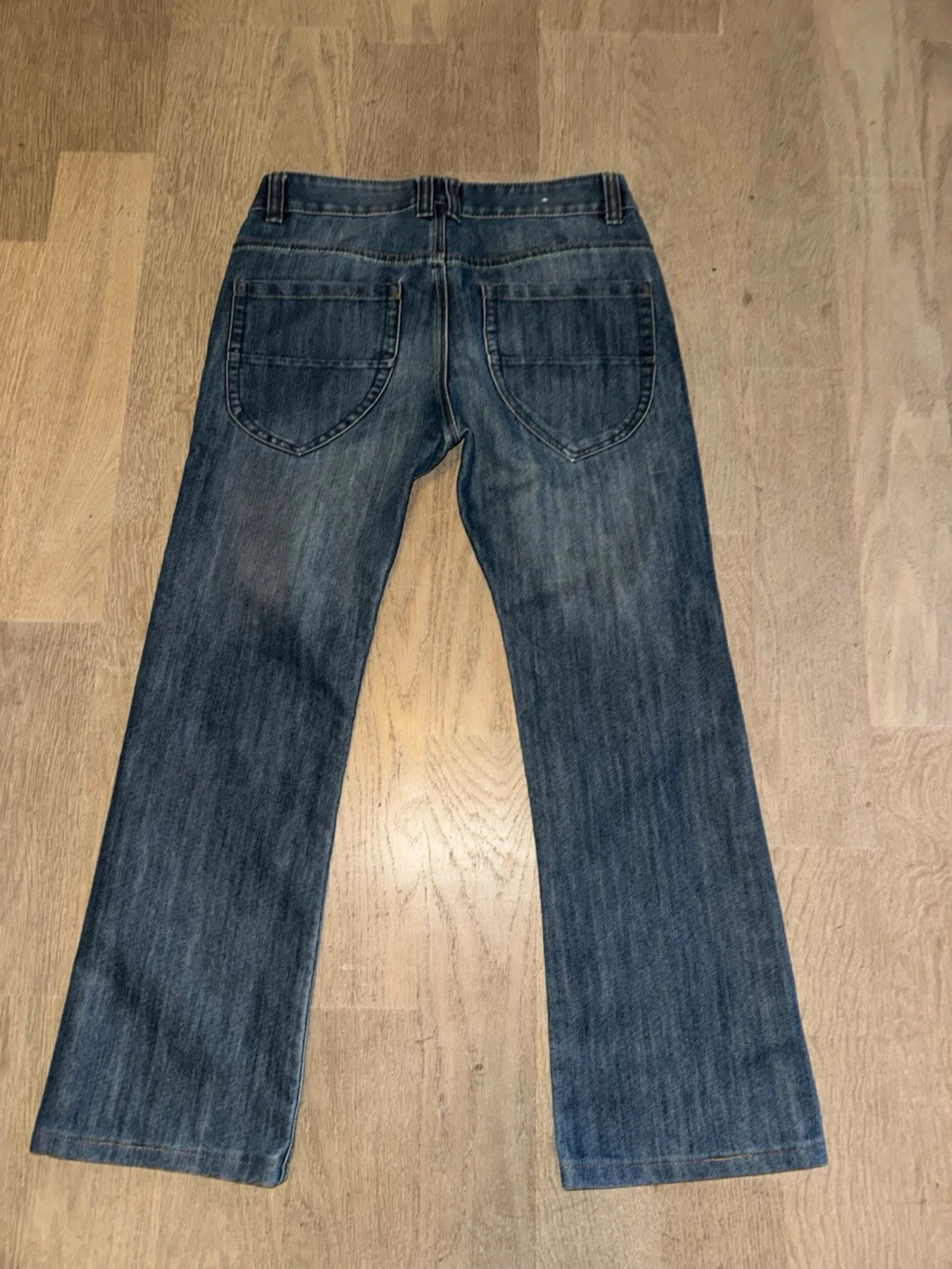Blå bootcut jeans med slitningar från Denim & Co - 1