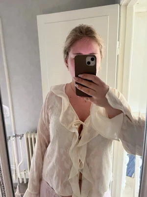 Vit volangblus med knytning - Blus med knyten fram och blommönster från Neo Noir i storlek M💞