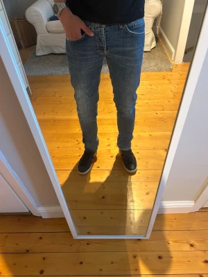 Dondup George Jeans  - Dondup George Jeans i mycket bra skick | Storlek och mått: W32, längd ca 105cm, midja ca 39cm📏| Vid frågor eller diskussion om pris är det bara att skriva✍🏼| Frakt inom 48h📦