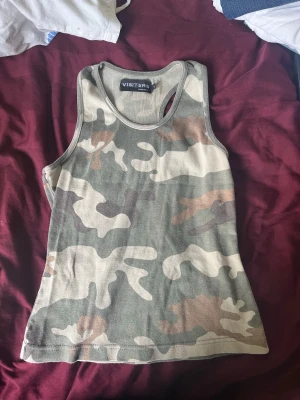 Camo linnetopp  - Camo topp i storlek L men passar som M 
