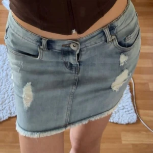 Jeans kjol. - Storlek : 158. Använts ett fåtal gånger, inga defekter på kjolen. 🩷🩷🩷