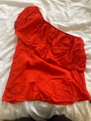 Orange volangtop  - Volangtop från hm! Storlek s/36🥰🥰 Perfekt i sommar när man är brun. Ser super skrynklig ut på bilden men det jämnar ju ut sig när den sitter på🥰