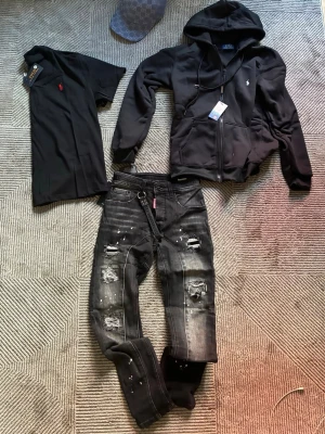 Outfit - Vill du ha den fetaste outfiten till sommaren? Köp då detta kit!                                                        GG keps Dubai blue. Raffe hoodie svart/vit. Raffe. T shirt svart/röd. Dsq2 jeans svart.                   Me denna outfit kommer du få tjejerna att jaga dig!‼️😜S-M. Byxorna är extra skinny. Går att töja ut i midjan.