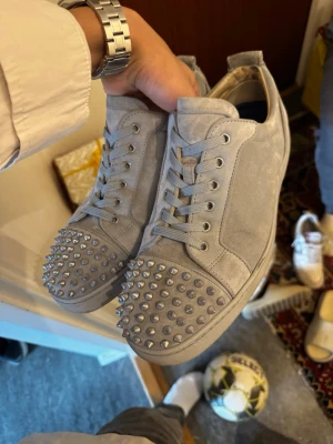 Christian Louboutin ÄKTA - Tja har ett par riktigt schyssta loubs som e äkta! Köpte det på Grand archive som finns på Plick. Dem passar inte mig och använda ett par gånger, skriv om bilder🫡🔥
