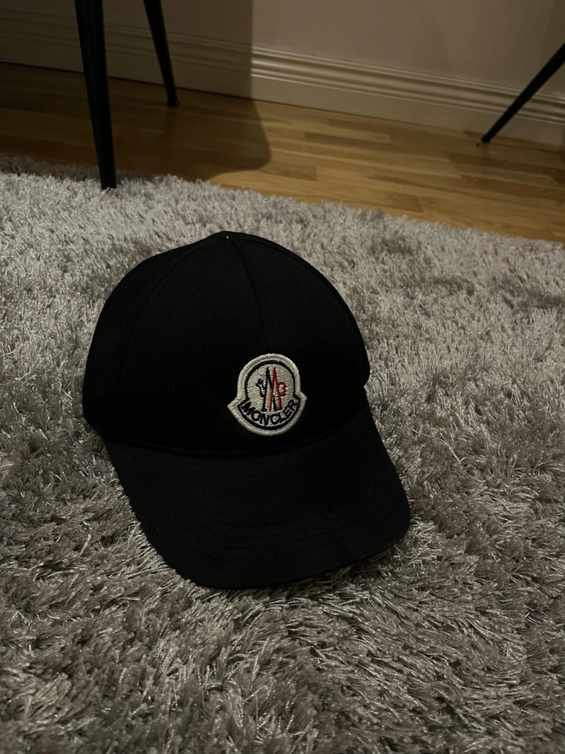 Svart keps från Moncler