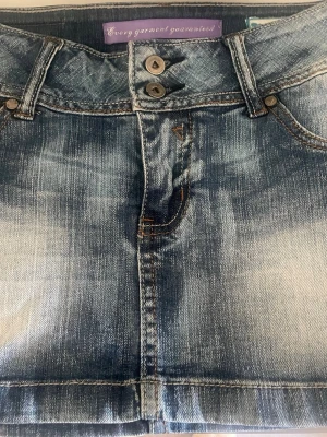 Snygg Jeanskjol - Snygg mörkblå jeans kjol med snygga detaljer! Midjemått ca 38 cm, längd ca 30 cm, inga defekter💗
