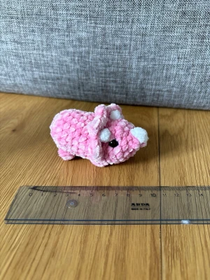 Virkad dinosaurie triceratops  - Virkad i fluffigt garn 🧶 Polyesterfyllning, säkerhetsögon (rekommenderas ej för barn under tre år)