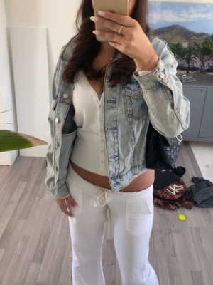 Ljusblå oversized jeansjacka - Använd 1 gång, den har medföljda ”hål” så som modellen ska vara på ryggen samt fram , alltså inga hål men med tyg som på jeans!❤️