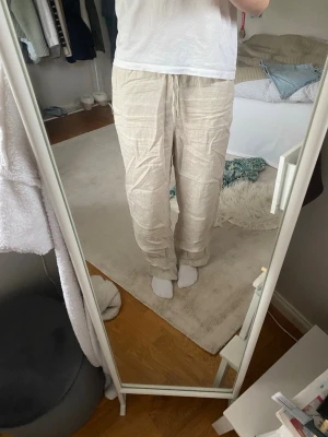 Linnebyxor  - Begiea linnebyxor från Arket köpta för 4 år sen men använda få gånger. I storlek M, de har inga defekter förutom att den är lite skrynklig men som går att fixa.köpt för 500