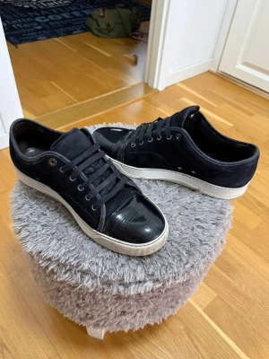 Lanvin - Mörklblåa Lanvins som har tagis väl hand om - Skick: 7.5/10 - Storlek: 43.5 - Nypris: 5200kr - Mitt pris: 2299 - DM vid frågor och funderingar, endast skorna fås med. 