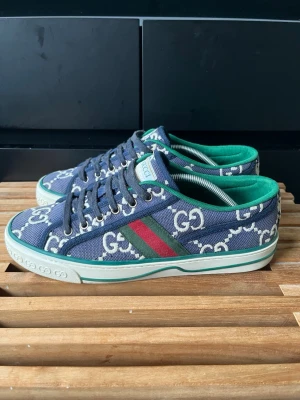 Gucci monogram skor  - Tjena, säljer nu dessa riktigt snygga och populära Gucci monogram skorna, de är i ett ganska bra skick, men lite smutsiga och lite små slitage längst fram vid tårna, endast skorna ingår, storlek 42-42,5, hör av er vid frågor och funderingar🙌🤝 