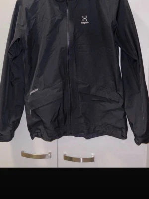 Haglöfs chaos gtx junior - Som ny använd minst 3 gånger storlek 164 junior  inga defekter bara att trycket e lite av på Gore tex logan men annars inga problem med jackan allt funkar och kvaliteten är detsamma som köpt köpt i January kvitto finns hos xxl. Mvh Daniel Eriksson. Kan mötas och fraktas i Göteborg 