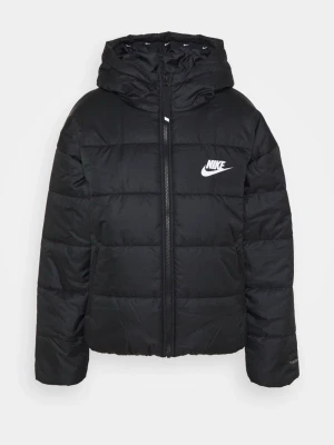 Nike jacka  - Svart Nike jacka strl M på den men passar S med. Passar som vår, höst och vinterjacka. 