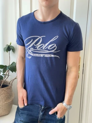 Ralph lauren t-shirt  - Ralph lauren t-shirt, Inga defekter! Modellen i bilderna är 180 cm 75 kg och bär Storlek S , Kom med frågor! 🌟 (Kan gå ned i pris vid köp av paket 😉) 