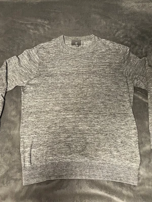 Finstickad tröja från H&M - Säljer en stilren grå finstickad tröja i regular fit från H&M i storlek M, knappt använd. 100% bomull.