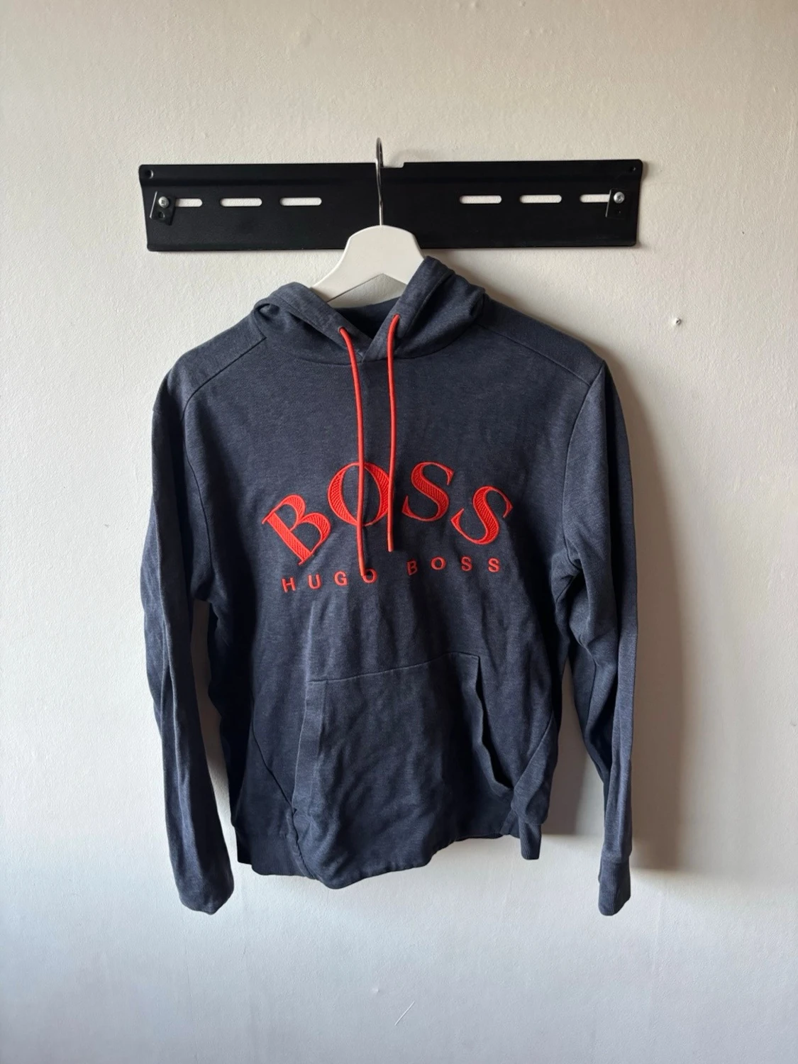 Mörkgrå hoodie från Hugo Boss