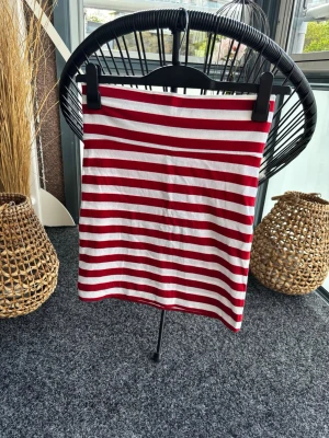 Randig trikåkjol Live Love Mini Skirt - Helt oanvänd trikåkjol, prislapp kvar. 46 cm lång. Superskön och smickrande. Kommer ur ett 2-pack med en röd kjol, säljer endast den randiga.
