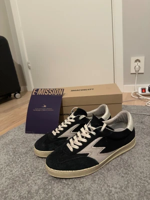 MOA Concept sneakers - Blåa MOA Concept sneakers i stlr 42! Inte jätteanvända men ändå lite slitna. Köptes på NK i Stockholm för ungefär ett år sedan. Kom gärna med frågor! 🌟